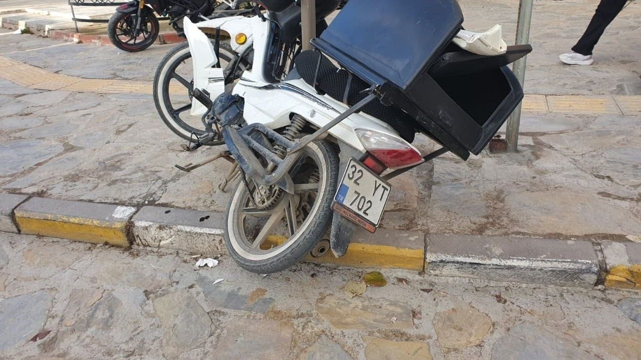 Isparta Yalvaç’ta otomobil ile motosiklet çarpıştı: 1 yaralı