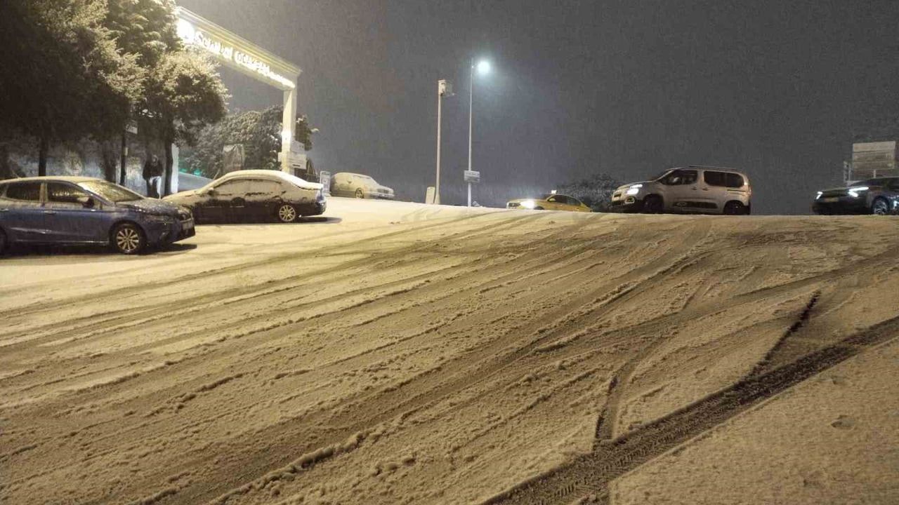 İstanbul Anadolu Yakası'nda akşam karı kısa sürede etkili oldu