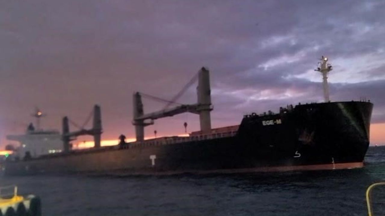 İstanbul Beşiktaş'ta iskele tehlikesi: Sürüklenen Liberya bayraklı EGE-M son anda durdu