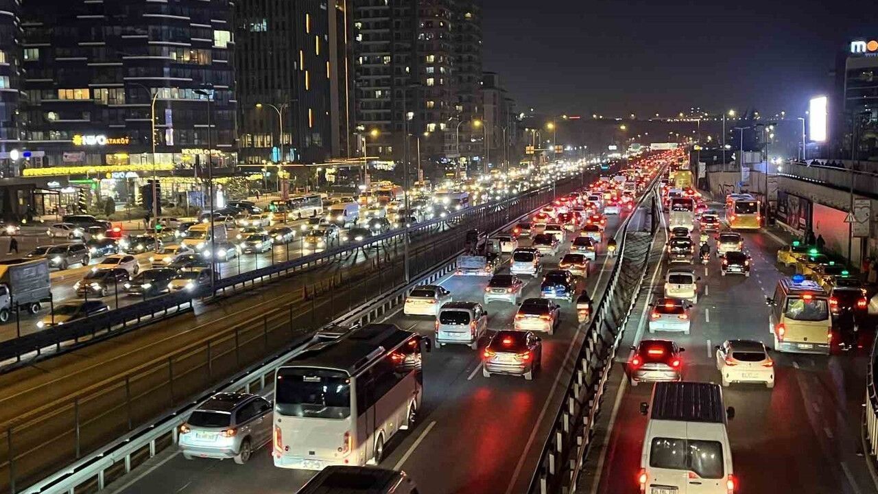 İstanbul’da akşam iş çıkışı trafik yoğunluğu yüzde 85’e ulaştı