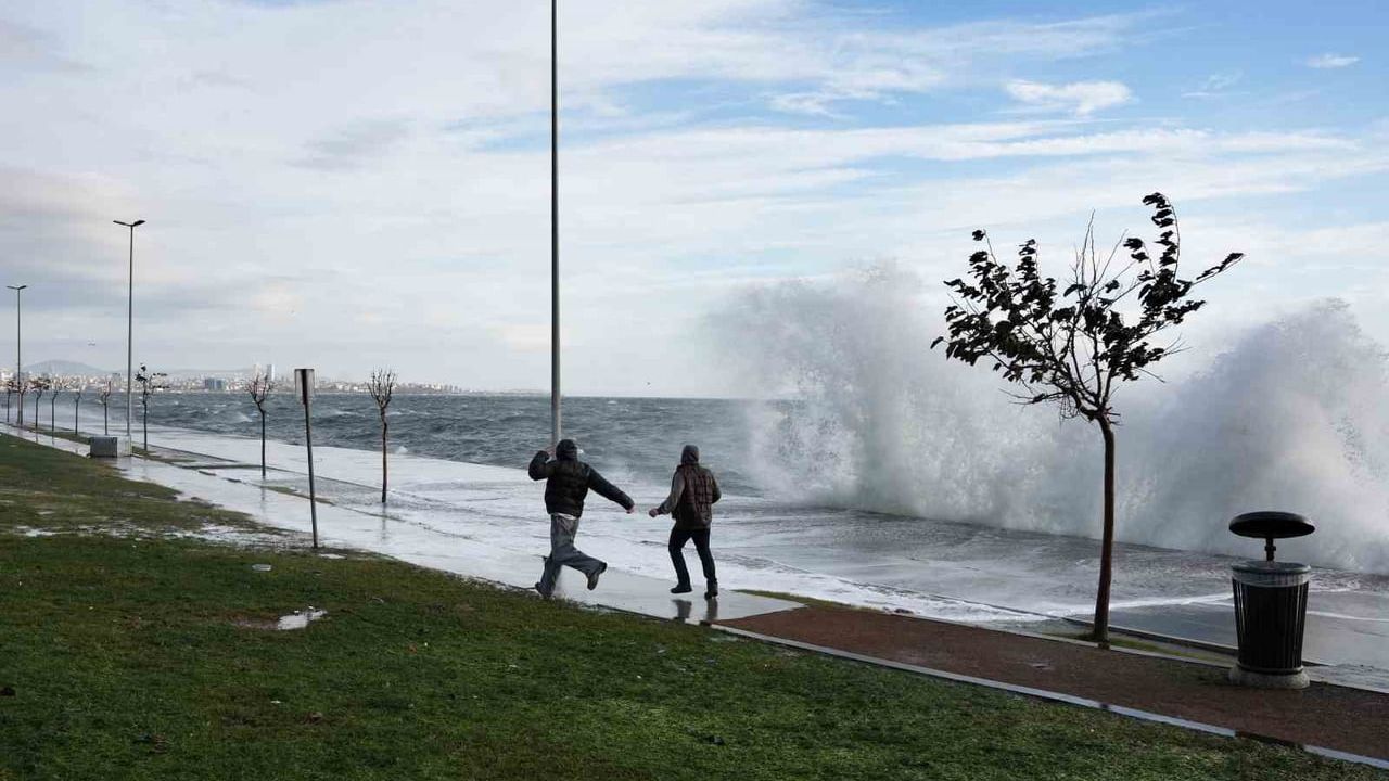 İstanbul'da fırtına: Fatih Sarayburnu'nda metrelerce yüksek dalgalar ve cep telefonu görüntüleri