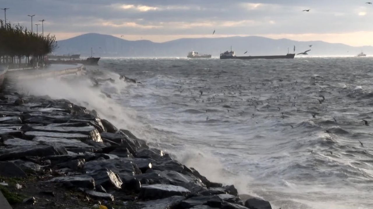 İstanbul'da fırtına sahilleri dövdü