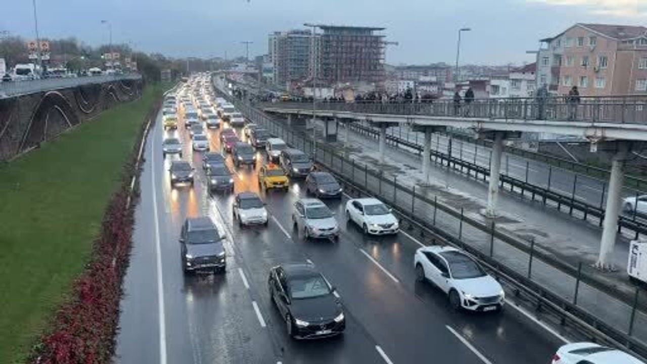 İstanbul’da haftanın ilk iş günü trafik yoğunluğu yüzde 76