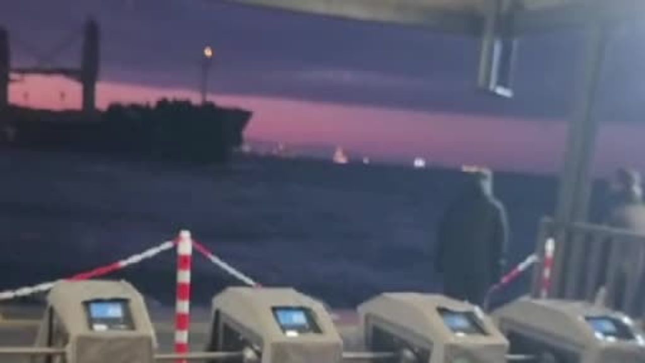 İstanbul'da iskele faciası son anda önlendi: Kuru yük gemisi durdu