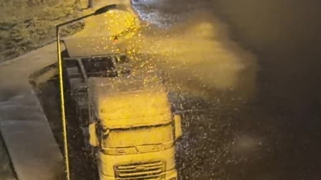 İstanbul'da kar yağışı etkisini artırdı