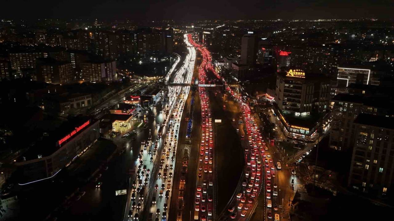 İstanbul'da Trafik Yoğunluğu Yüzde 90'a Ulaştı — Havadan Görüntüler