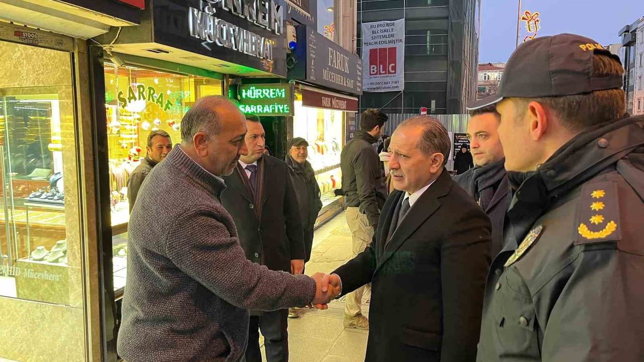 İstanbul İl Emniyet Müdürü Selami Yıldız Kadıköy'de Yeni Yıl Denetimlerini İnceledi