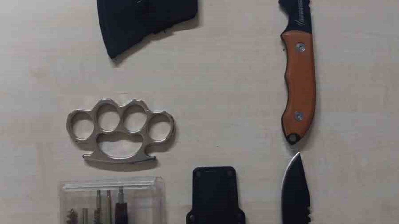 İstanbul merkezli DEAŞ operasyonunda 110 gözaltı, kılıç ve silahlar ele geçirildi