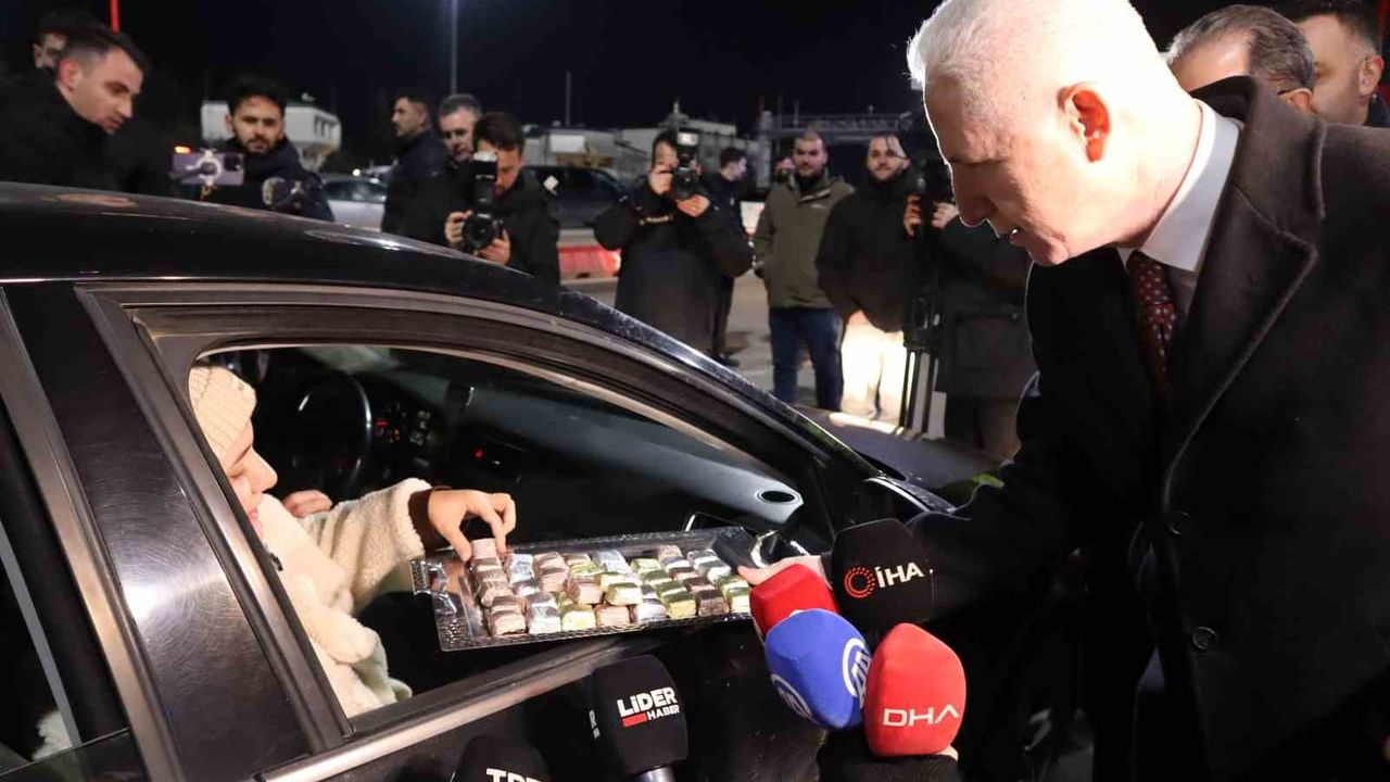 İstanbul Valisi Davut Gül, yılbaşı önlemleri kapsamında köprüdeki ekipleri ziyaret etti