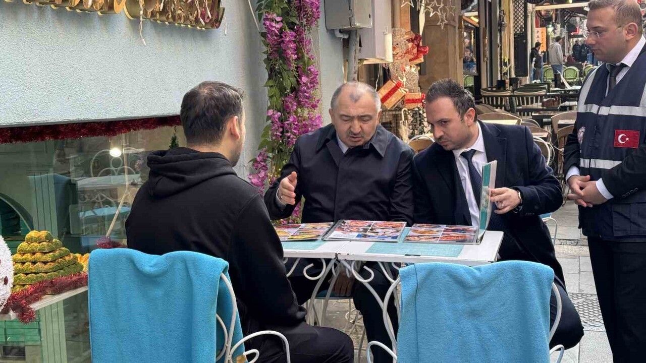 İstiklal Caddesi'nde yılbaşı öncesi fiyat etiketi denetimi