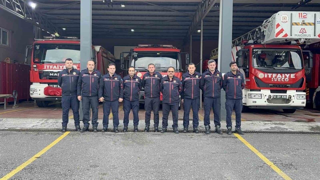 İtfaiye eri maskesini vatandaşa verdi: "Önceliğimiz insan"