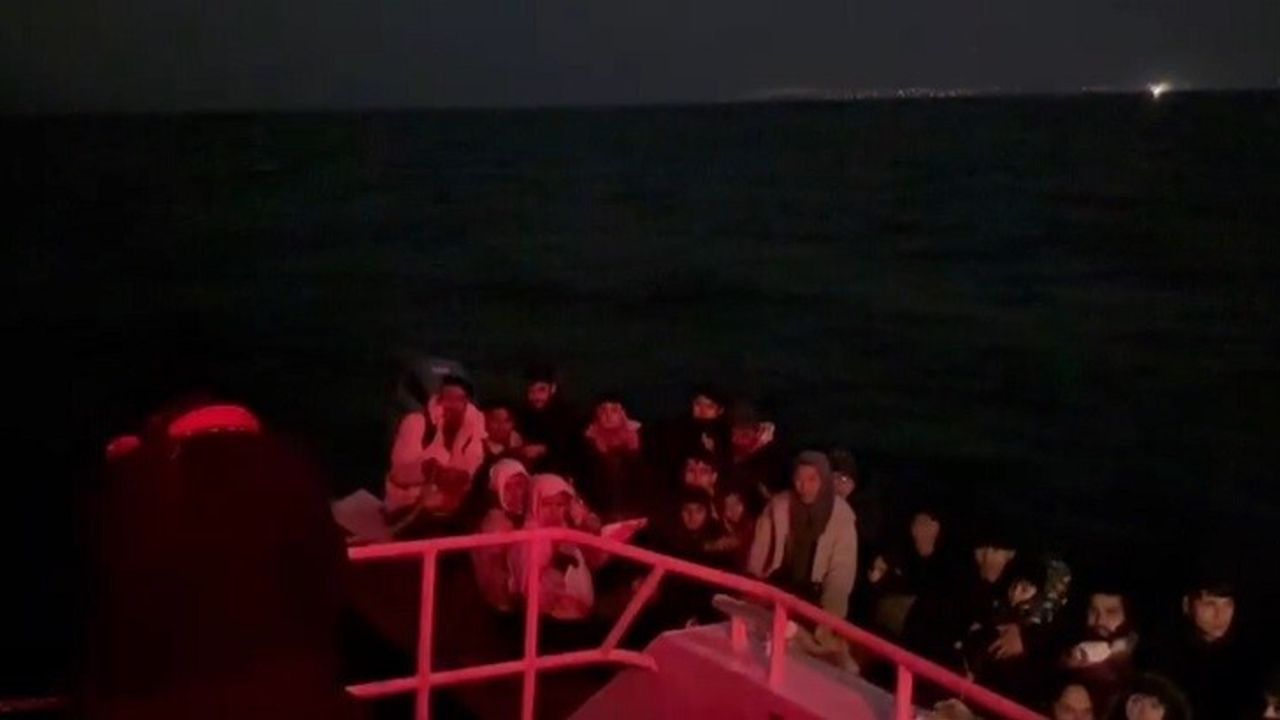 İzmir açıklarında 58 göçmen denizde kurtarıldı, 62 kişi yakalandı