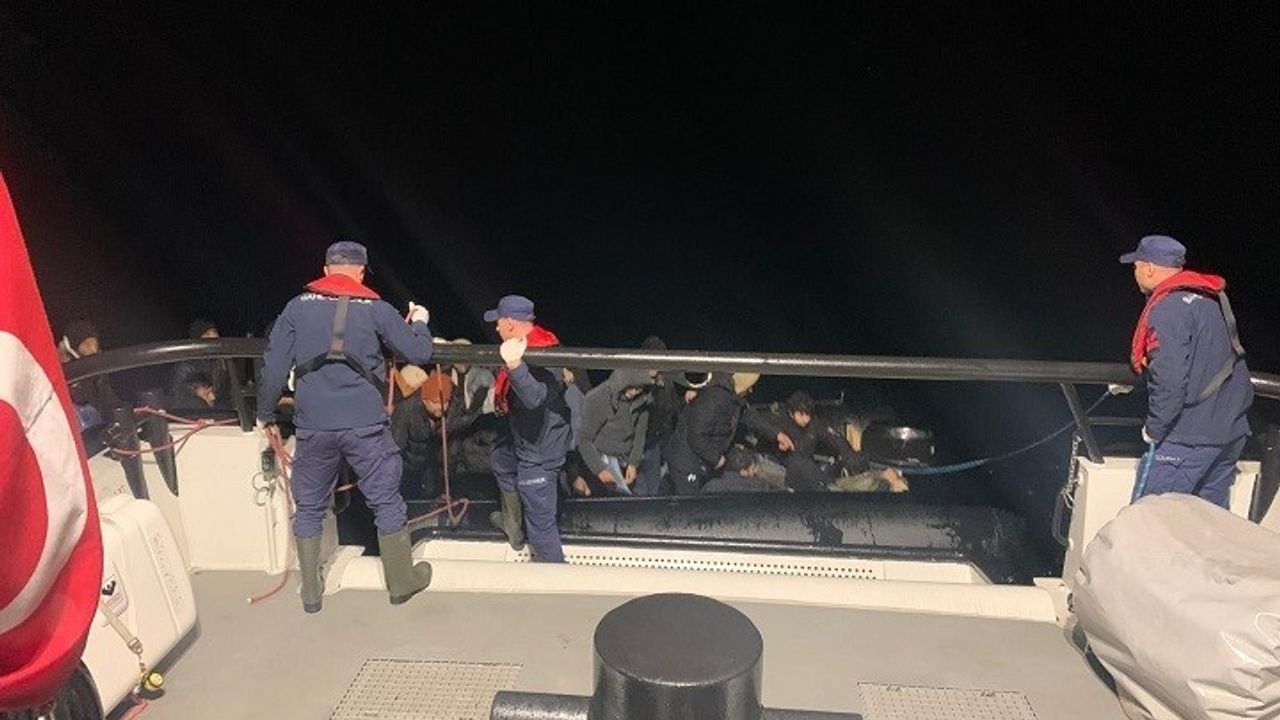 İzmir açıklarında iki lastik bottan 68 düzensiz göçmen kurtarıldı