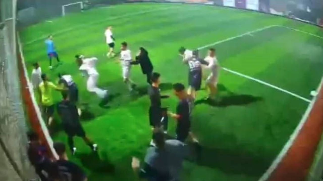 İzmir Buca'da halı sahada tekme-tokat kavga kamerada