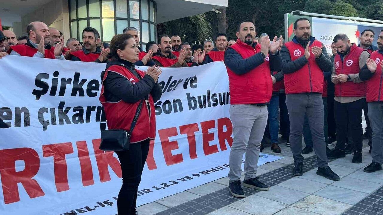 İzmir Büyükşehir işçileri eylemini sürdürüyor: 'Arkadaşlarımız işe dönene dek vazgeçmeyiz'