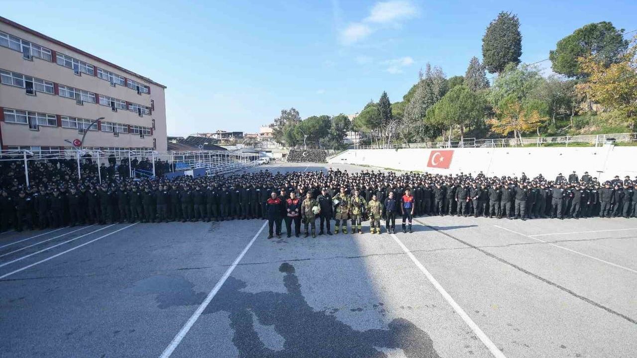 İzmir Büyükşehir İtfaiyesi, Rüştü Ünsal Polis MYO'da yangın tatbikatı düzenledi