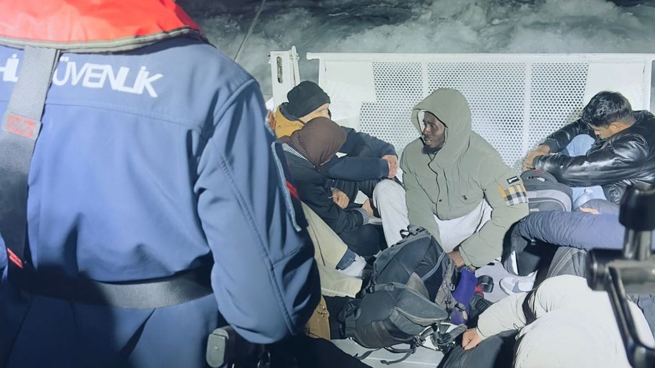 İzmir Çeşme açıklarında iki operasyon: 44 yakalama, 18 kurtarma