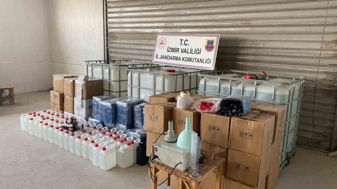 İzmir'de 3 bin 360 litre kaçak etil alkol ele geçirildi