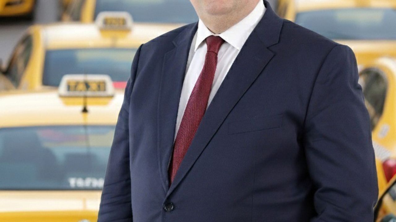 İzmir'de 'Korsan Kullanma' Afişleri Şehirde Yerini Aldı