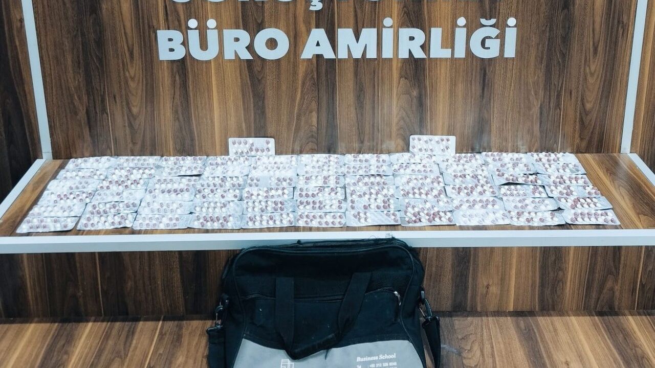İzmir’de zehir tacirlerine operasyon: 894 hap ele geçirildi