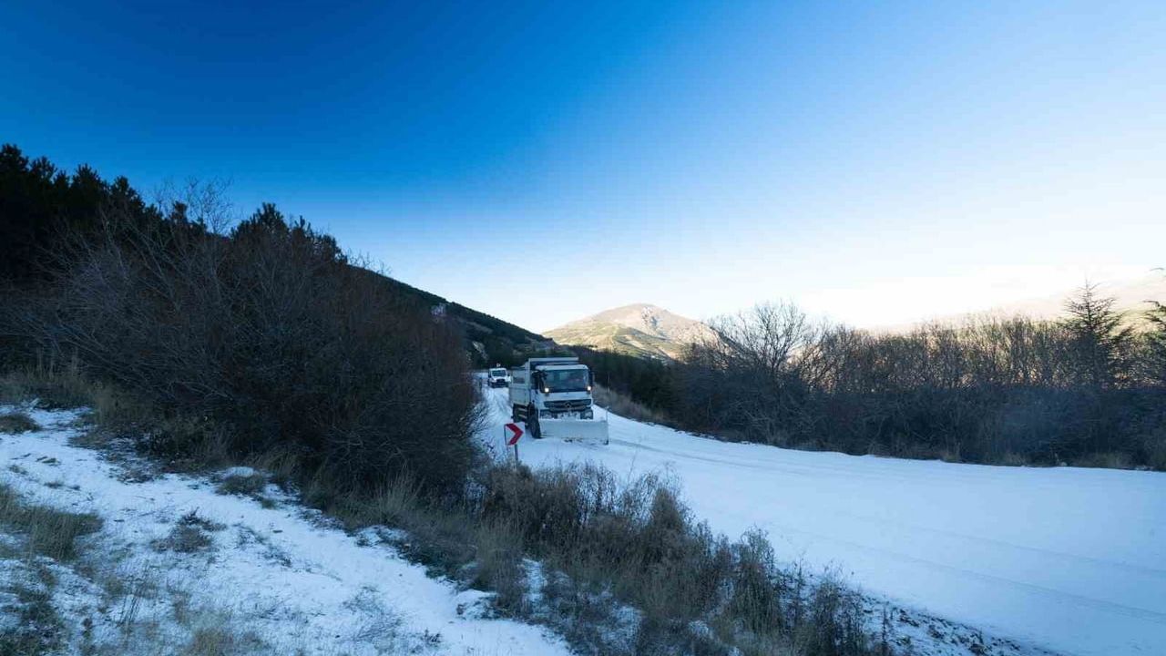 İzmir'in yüksek kesimlerinde karla mücadele ve ulaşım çalışmaları