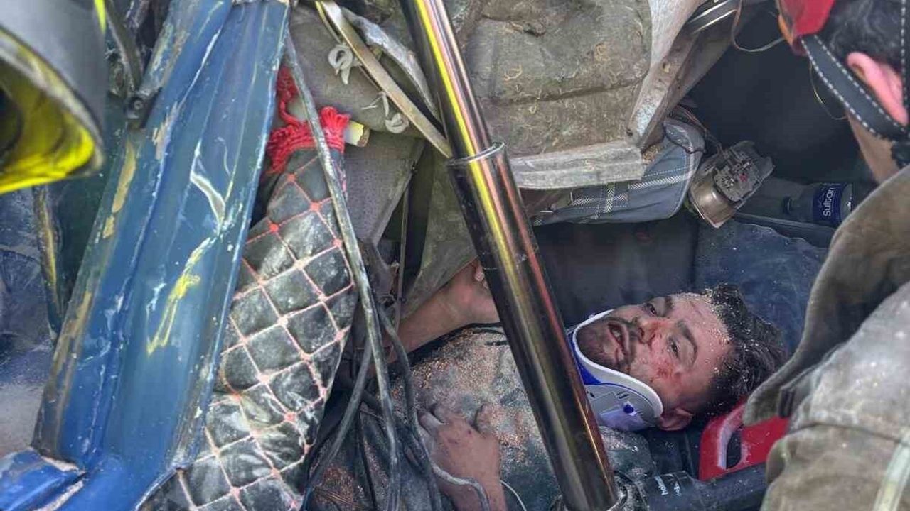 İzmir Otoyolu'nda Kamyon Bariyerlere Çarptı — İtfaiye Kabindeki Sürücüyü Kurtardı