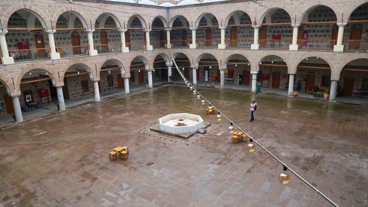 İzmirli fotoğrafçılar Manisa’nın tarihi ve doğal dokusunu fotoğrafladı