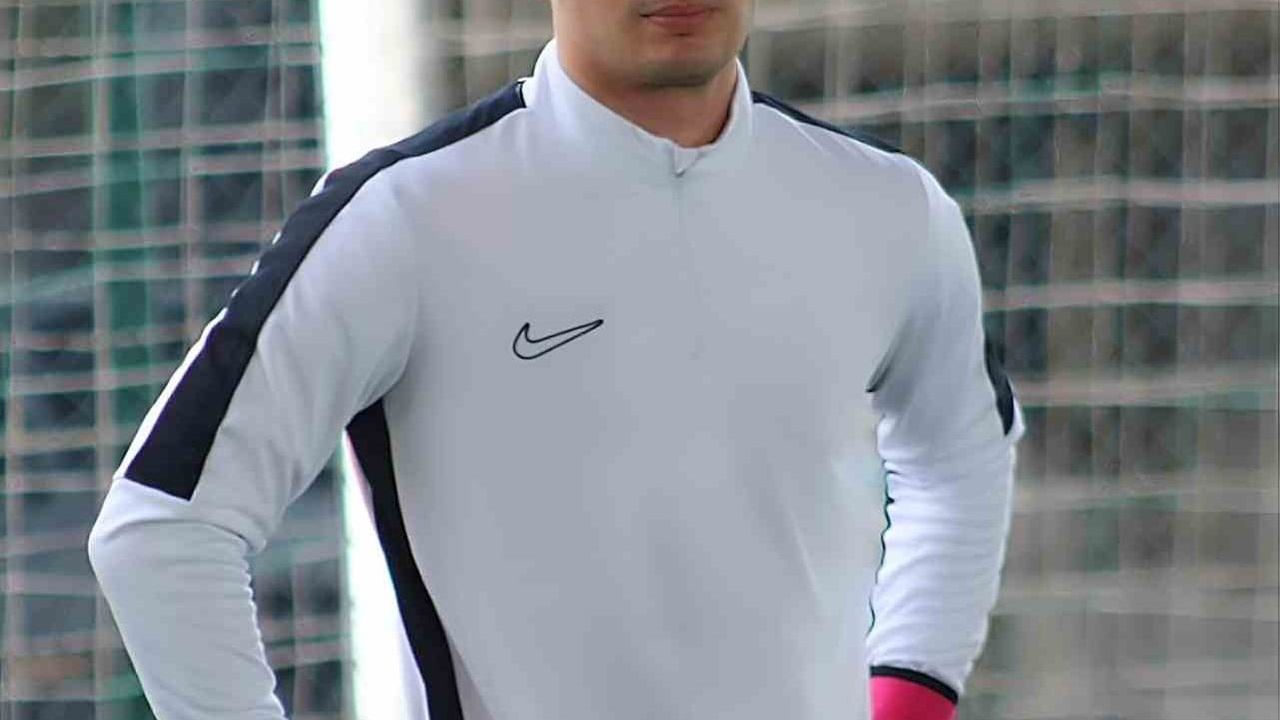 İzmirli kaleci Kaan Tınmaz, halı sahalara 'kiralık kaleci' hizmeti sunuyor