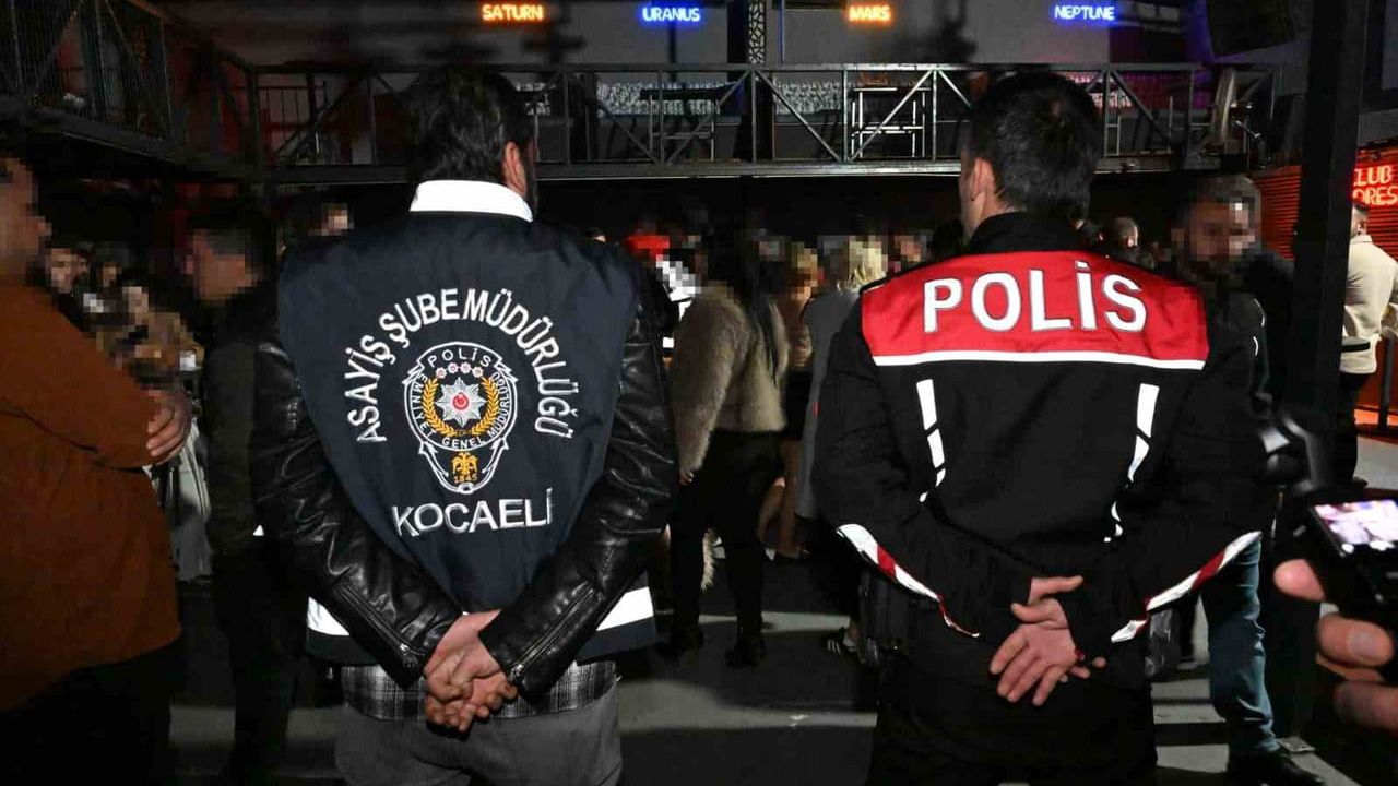 İzmit Barlar Sokağı'nda Denetim: 428 Kişi Kimlik Sorgulandı