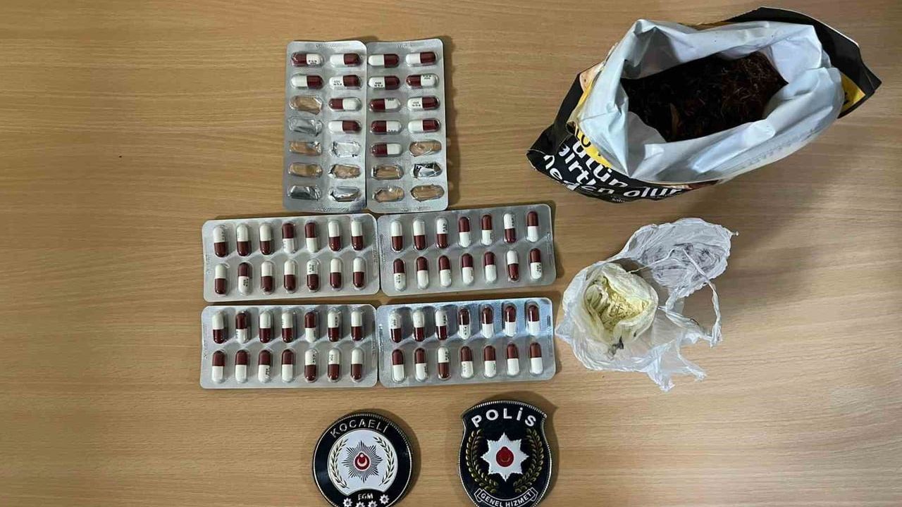 İzmit’te 3 kişide 120,14 gram uyuşturucu ve 71 sentetik ecza hap ele geçirildi