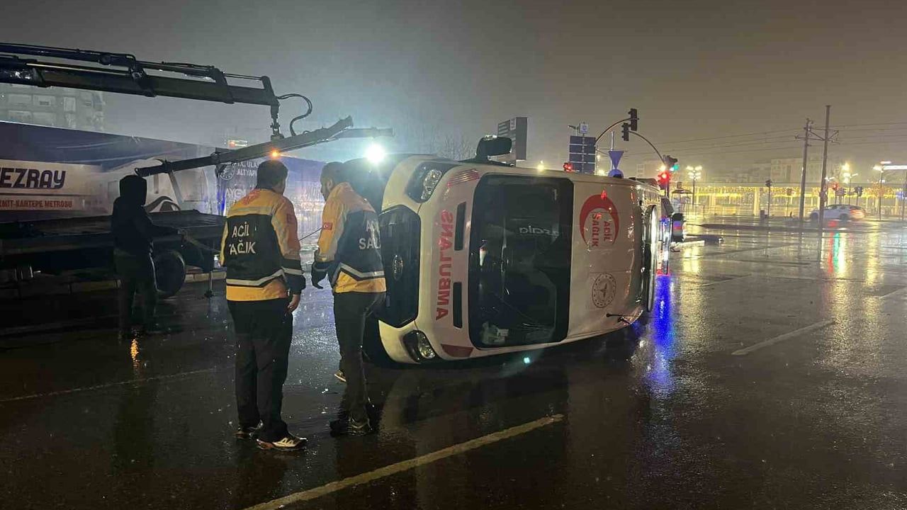 İzmit'te ambulans panelvanla çarpıştı: 6 yaralı