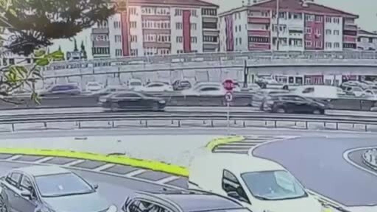 İzmit'te beton bariyere çarpan otomobil devrildi; sürücü ağır yaralandı