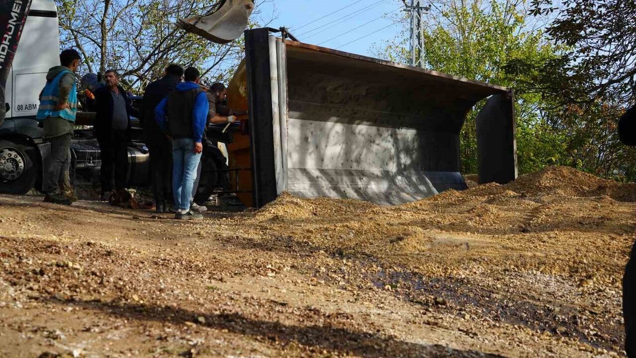 İzmit’te mıcır yüklü kamyonun damperi devrildi, sürücü baygınlık geçirdi