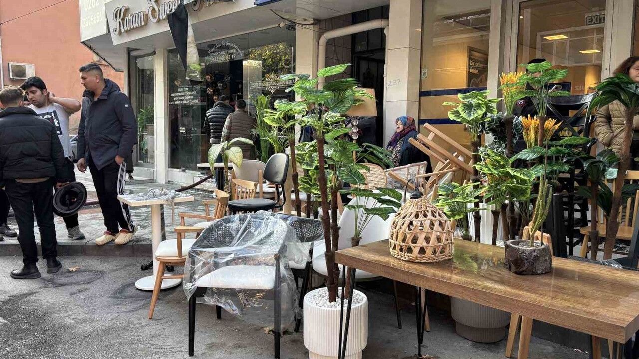 İzmit'te spot eşya deposunda yangın paniği