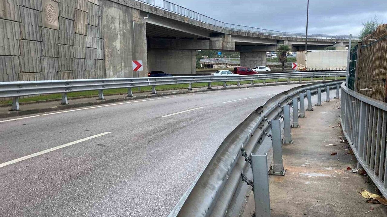 İzmit'te yağışlı yolda motosiklet bariyerlere çarptı: sürücü yaşamını yitirdi