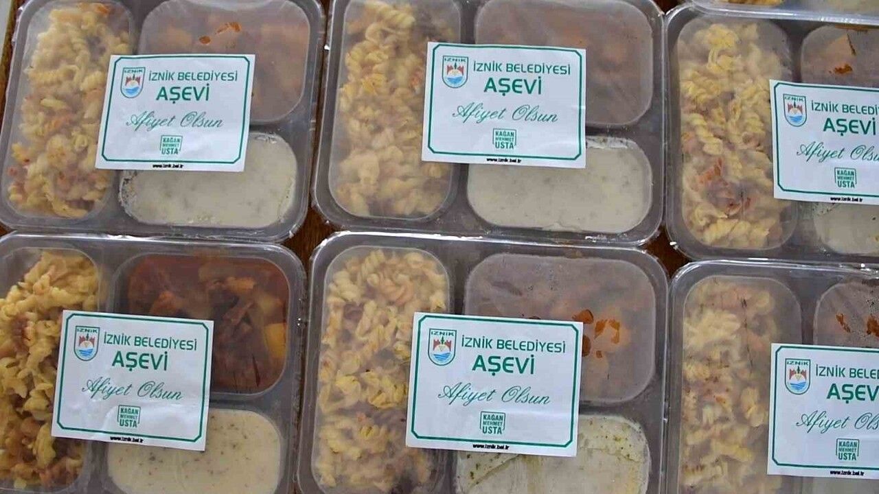İznik Belediyesi yıl boyunca sıcak yemek desteği sunuyor