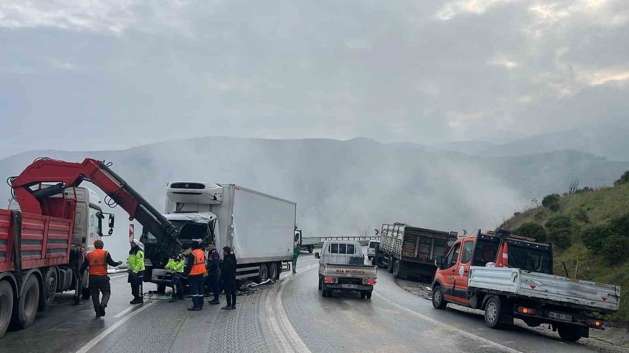 İznik’te İki Kamyon Kafa Kafaya Çarpıştı, Sürücü Kabinde Sıkıştı