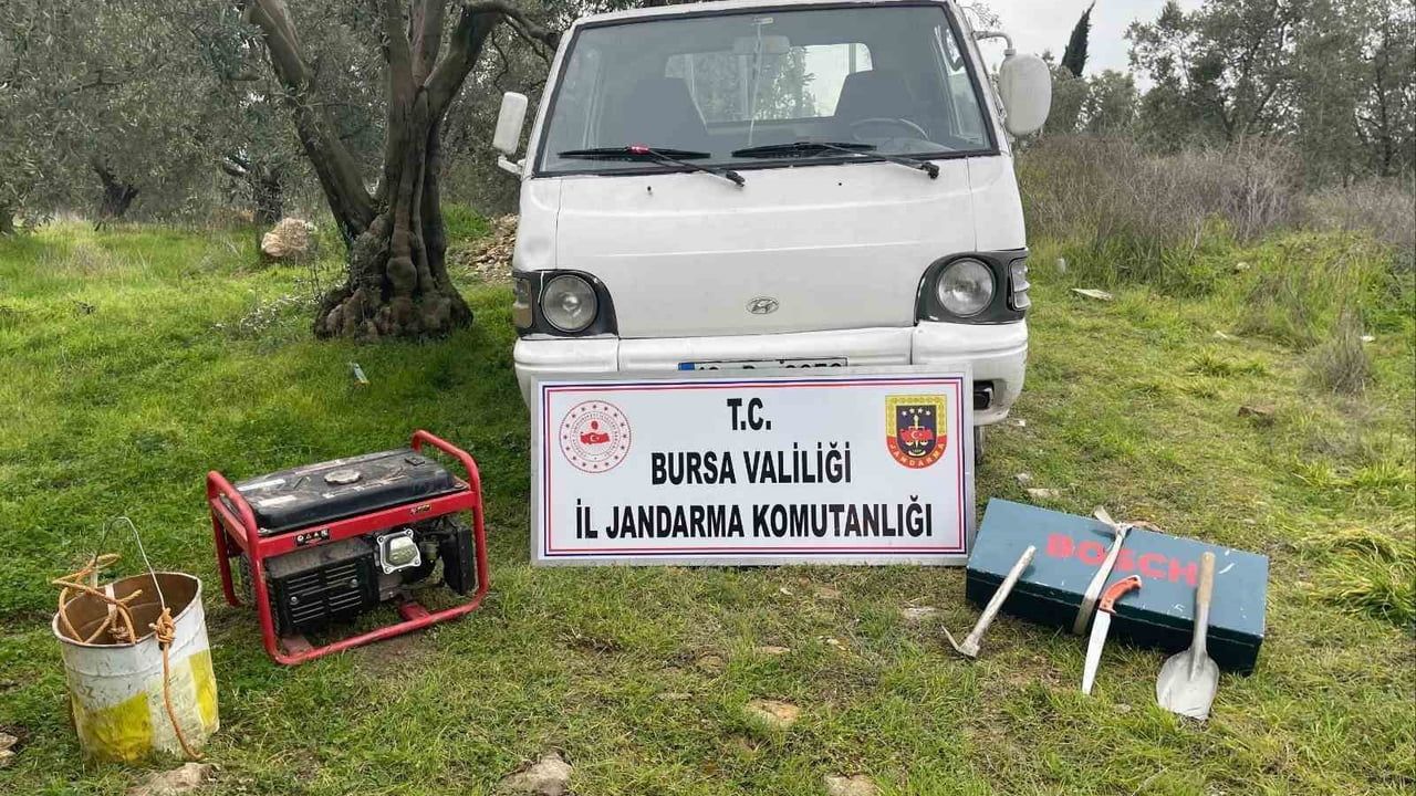 İznik’te kaçak kazı yapan 2 kişi suçüstü yakalandı