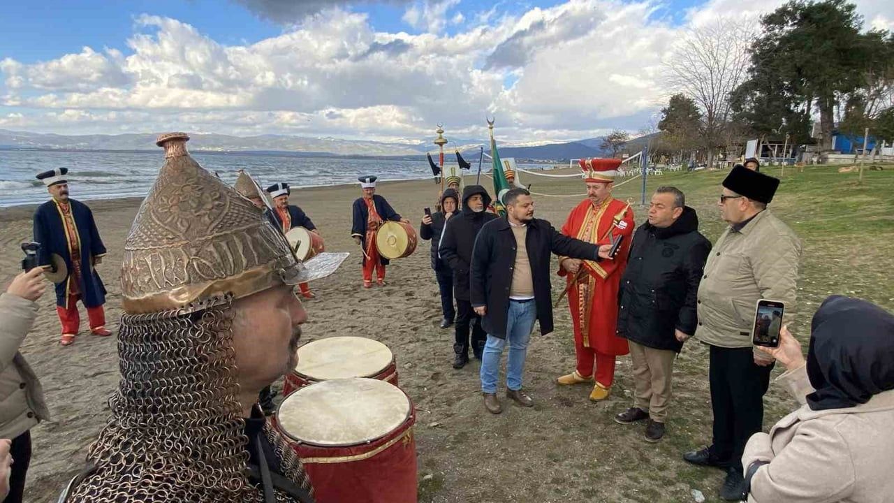 İznik’te Mehterli Yanıt: Noel Baba Barış Konseyi Açılışı