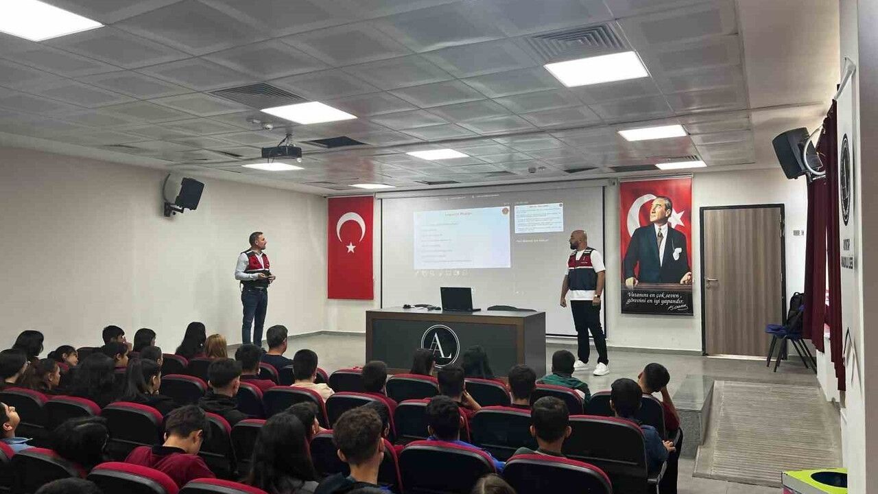 Jandarma 210 öğrenciye siber güvenlik eğitimi verdi