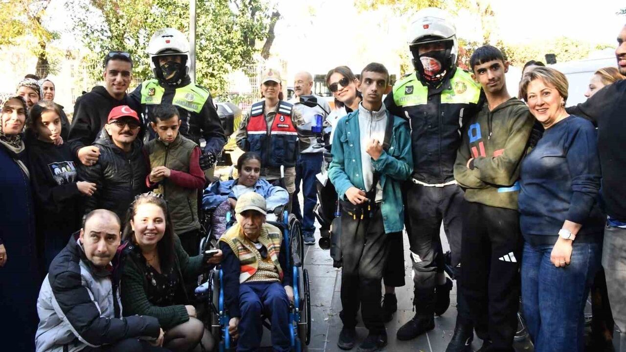 Jandarma’dan Gaziantep’te özel ihtiyaçlı öğrencilere anlamlı ziyaret