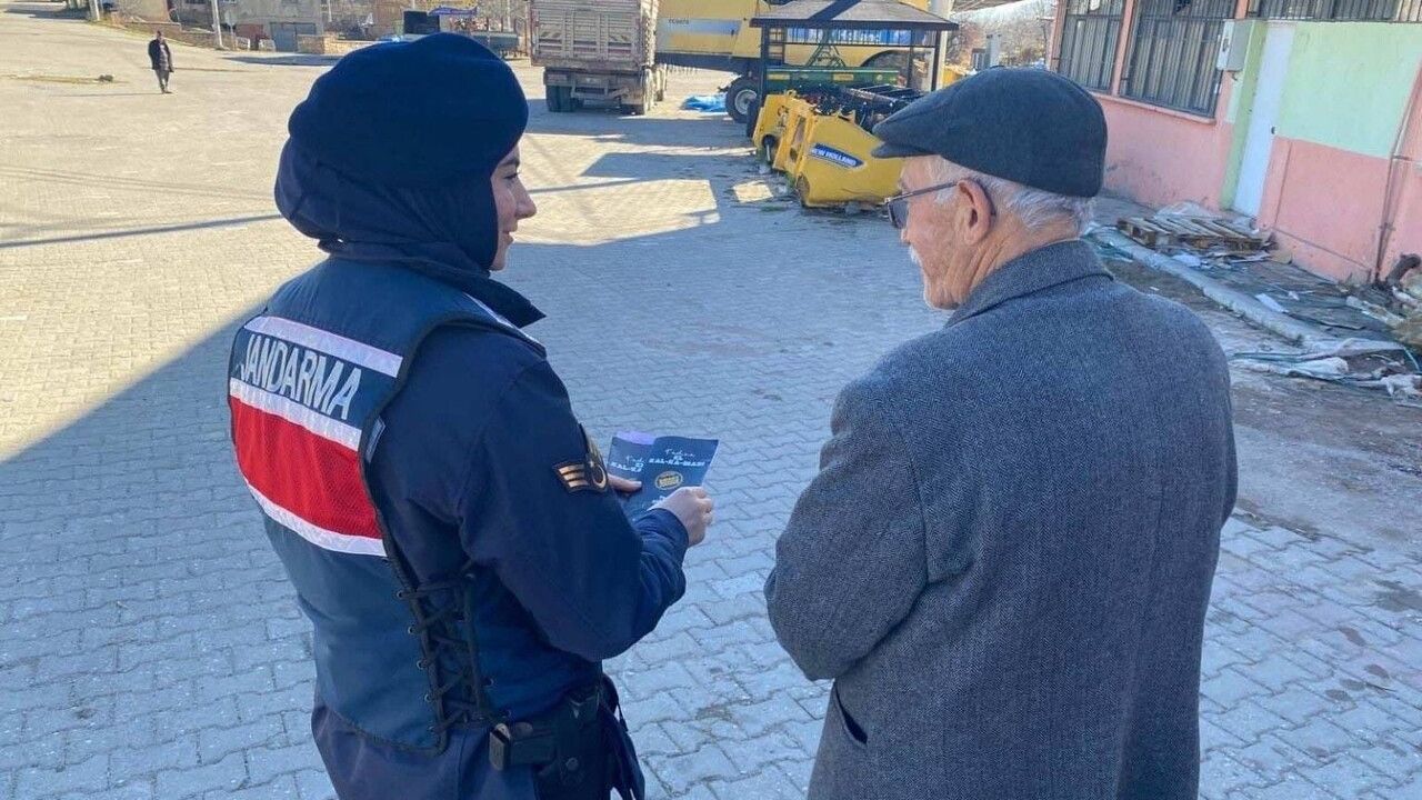 Jandarma Hocalar'da kadına şiddetle mücadele bilgilendirmesi gerçekleştirdi