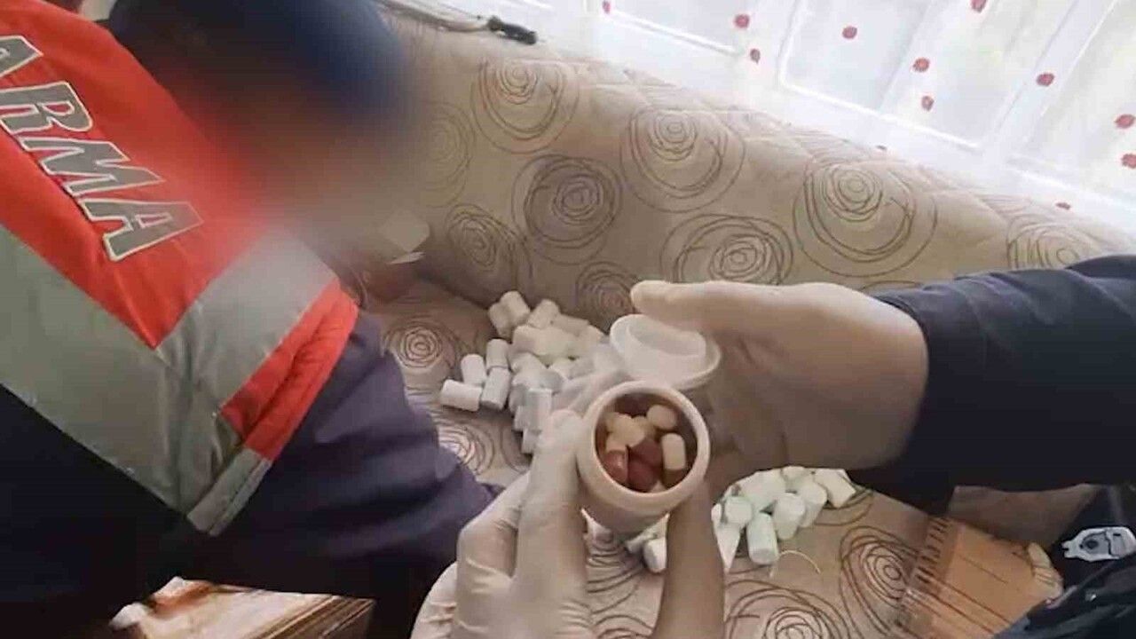 Jandarma Keskin'de Ev Operasyonunda 8 bin 252 Sentetik Ecza Hapı Ele Geçirdi