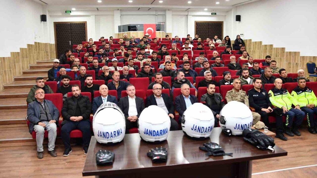 Jandarmadan Gaziantep Nurdağı'nda 100 sürücüye güvenli sürüş eğitimi ve kask