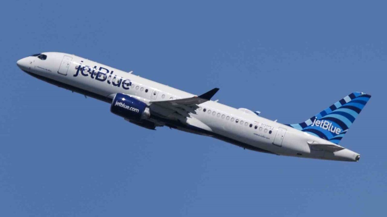 JetBlue 1112 sefer sayılı uçak ABD savaş uçağıyla havada çarpışmaktan son anda kurtuldu