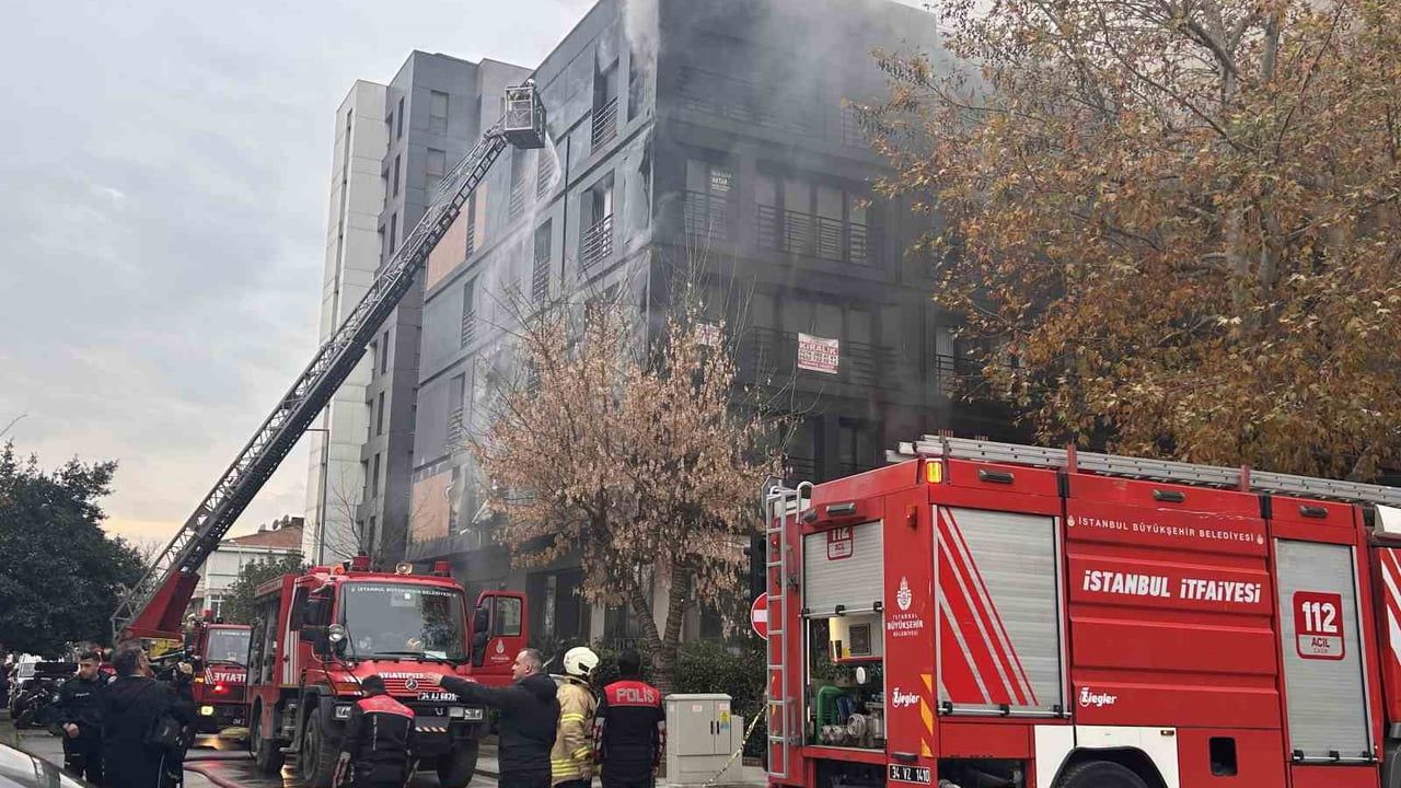 Kadıköy Bağdat Caddesi'nde 5 katlı binada yangın