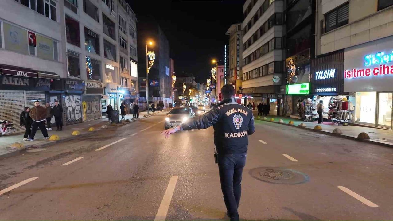Kadıköy'de yılbaşı öncesi güvenlik denetimleri yoğunlaştı