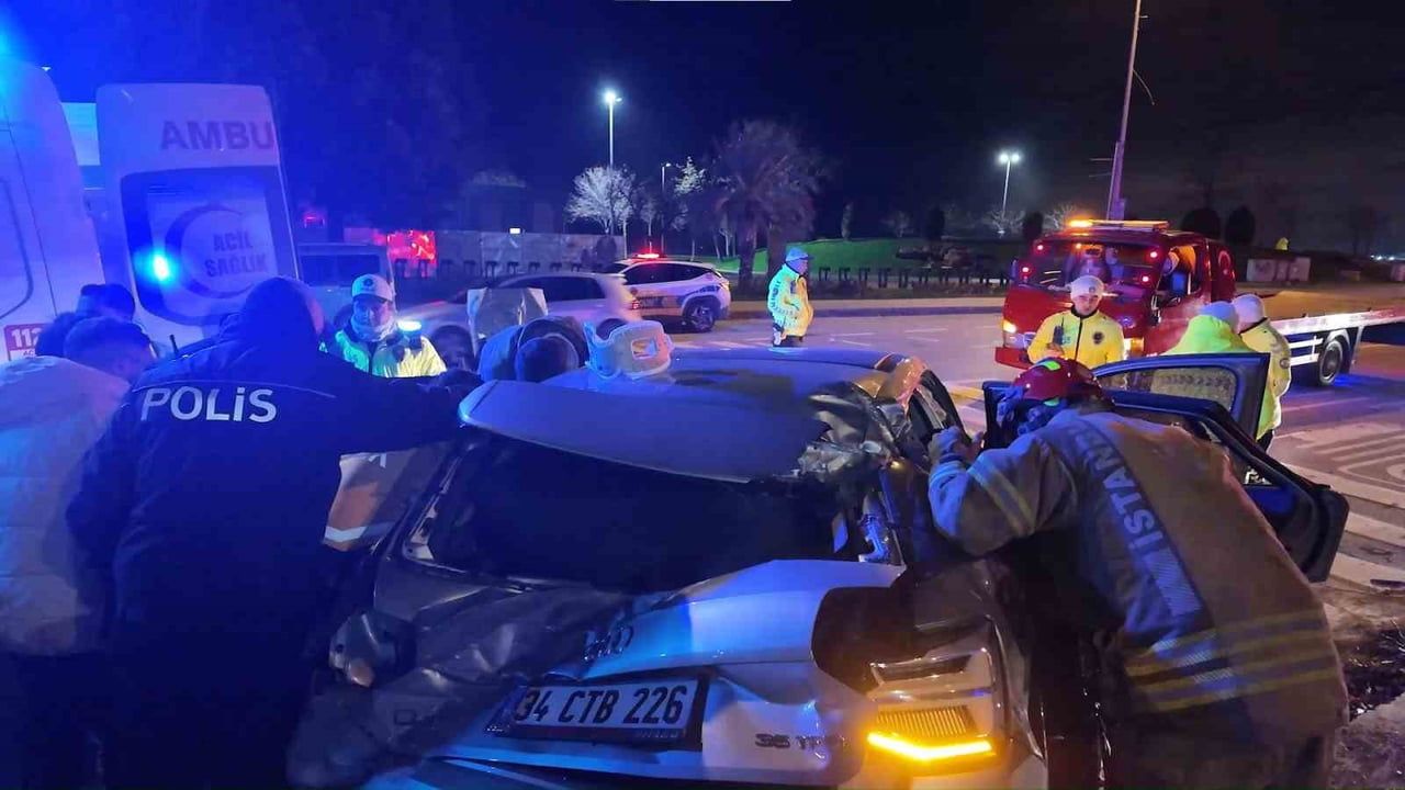 Kadıköy Suadiye'de Audi takla attı, elektrik direği devrildi
