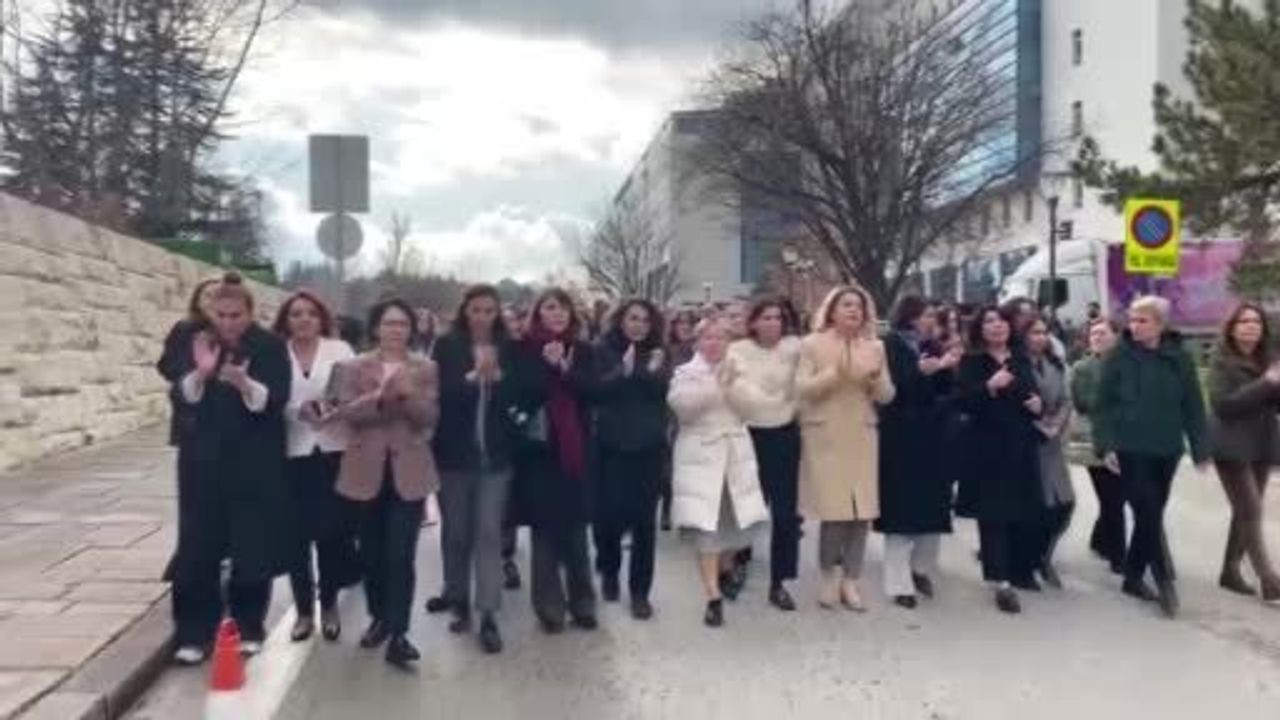 Kadınlar TBMM Dikmen Kapısı Önünde Çocuk İstismarına Karşı Eylem Yaptı