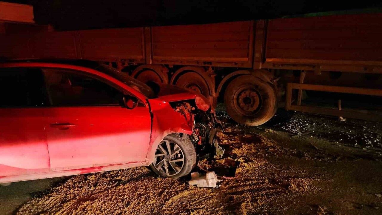 Kağıthane'de makas atan sürücü park halindeki tıra çarptı — 2 yaralı